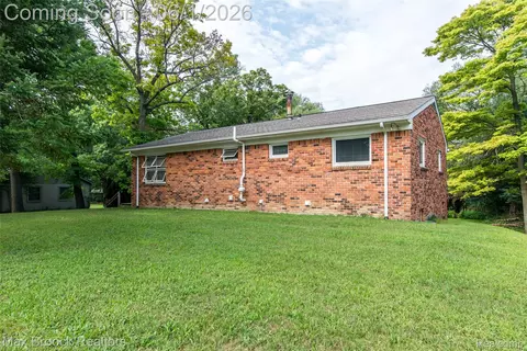 465 Robert Ct, Auburn Hills, MI 48326