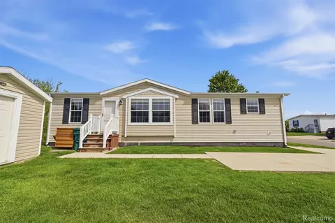 11006 Wood Run Cir, Green Oak, MI 48178