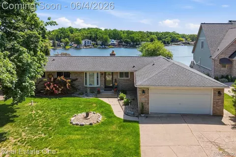 8080 Pine Ranch Dr, Brighton, MI 48114
