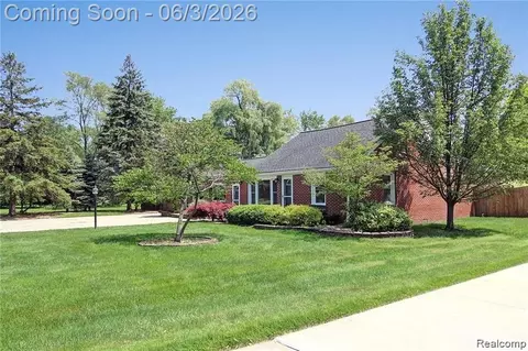 962 Sylvanwood Dr, Troy, MI 48085