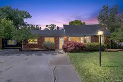 962 Sylvanwood Dr, Troy, MI 48085