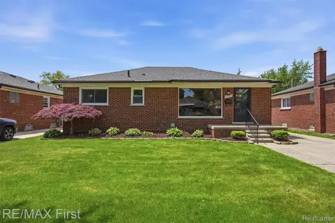 26419 Princeton St, Saint Clair Shores, MI 48081