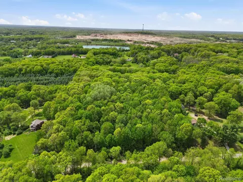 2220 Valley Gate, Milford, MI 48381