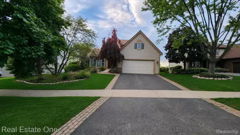 510 Boulder Lake Dr, Oxford, MI 48371