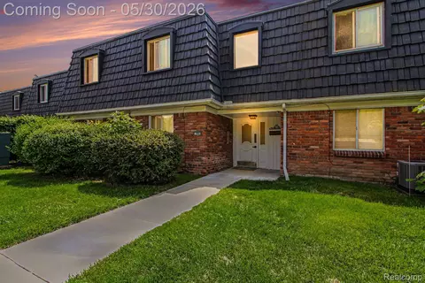 1880 Colonial Village Way, Waterford, MI 48328
