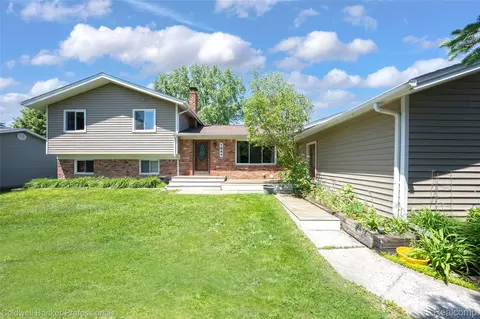 1844 Harwood Dr, Oxford, MI 48371