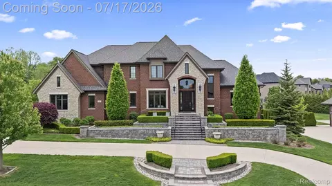 602 Wellington Cir, Rochester Hills, MI 48309