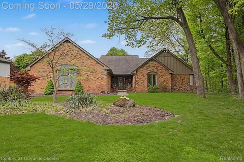 21470 Woodfarm Dr, Northville, MI 48167