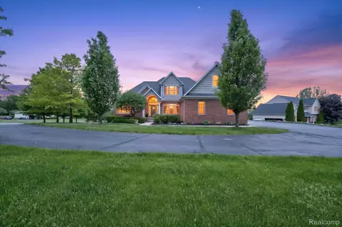 8746 N Hills Ct, Howell, MI 48843
