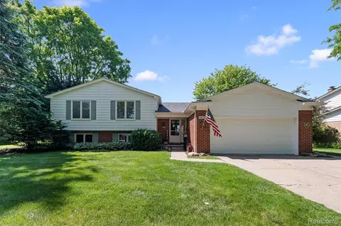 2366 Cumberland Dr, Troy, MI 48085