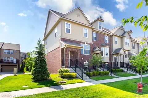 2924 Glenbar Cir, Rochester Hills, MI 48307