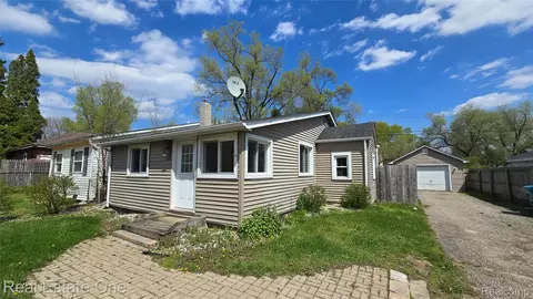 3148 Woodlawn St, Commerce, MI 48390