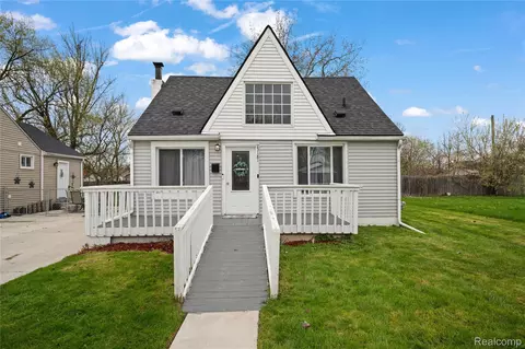 25181 Lawn St, Roseville, MI 48066