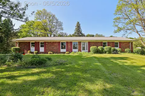 8701 Heatherset Dr, Brighton, MI 48114
