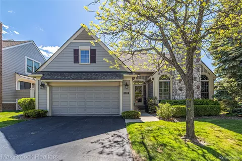 2456 Inglehill Pt, Bloomfield, MI 48304