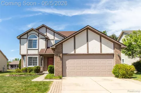 141 Woodslee Dr, Troy, MI 48083