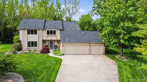 252 Granada Dr, White Lake, MI 48386