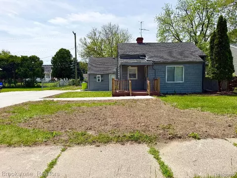 18374 Mesle St, Roseville, MI 48066