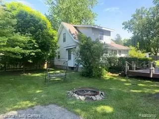 20 Crescent Lake Rd, Waterford, MI 48327