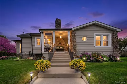 1430 Benvenue St, Sylvan Lake, MI 48320