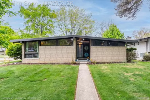 23592 Plumbrooke Dr, Southfield, MI 48075