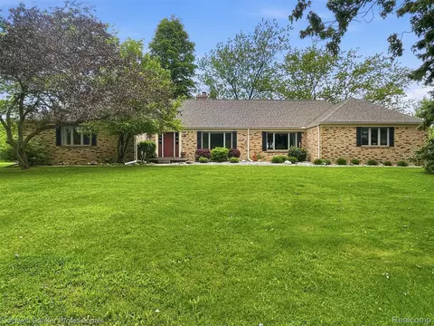 4380 Warwick Circle Dr, Grand Blanc, MI 48439