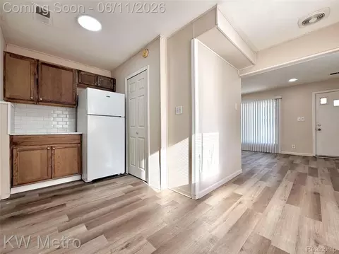 Entry Way - 53 E Brickley Ave, Hazel Park, MI 48030 photo 1 of 2
