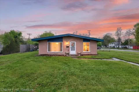 4616 Hayes St, Wayne, MI 48184
