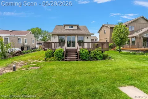 1323 Castlewood Dr, White Lake, MI 48386