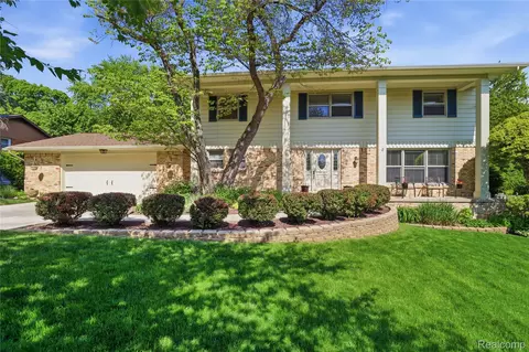 6211 Kings Scepter Rd, Grand Blanc, MI 48439