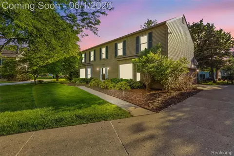 5389 Fox Ridge Cir, West Bloomfield, MI 48322