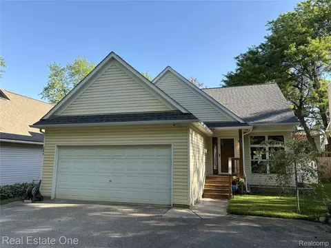 344 N Lake Angelus Rd, Auburn Hills, MI 48326