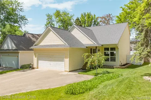 344 N Lake Angelus Rd, Auburn Hills, MI 48326