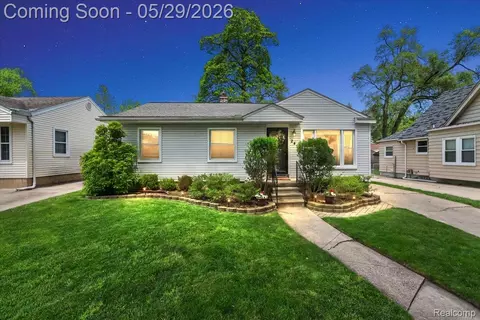246 Massoit St, Clawson, MI 48017