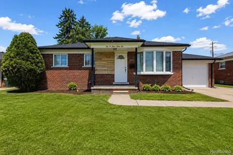 20336 Cedar St, Saint Clair Shores, MI 48081