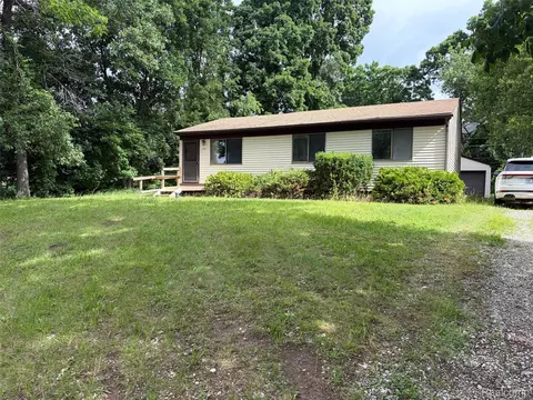 718 W Baker Rd, Highland, MI 48357