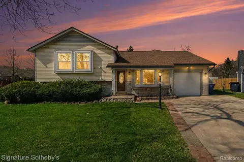 2067 Champagne Dr, Ann Arbor, MI 48108