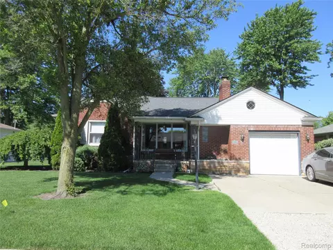 28325 Elmdale St, Saint Clair Shores, MI 48081