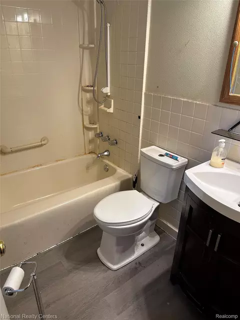 Bath - 4149 Carnegie St, Wayne, MI 48184 photo 1 of 2