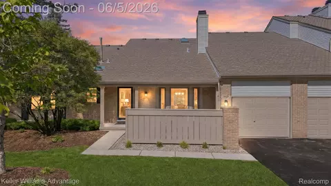 29429 Regents Pointe, Farmington Hills, MI 48331