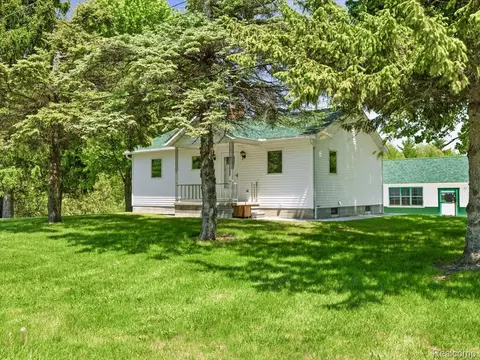 2482 Range Rd, Port Huron, MI 48060