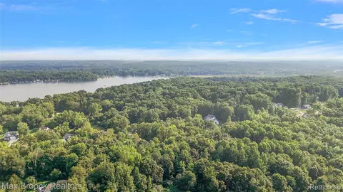 11894 Scenic Vly, Springfield, MI 48350