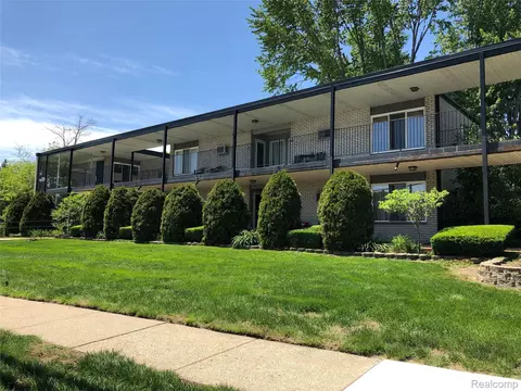 3421 Hillside Dr #24, Royal Oak, MI 48073