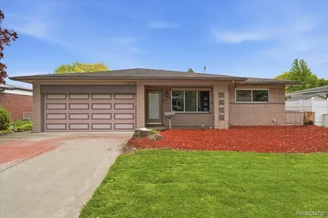 33538 Somerset Dr, Sterling Heights, MI 48312