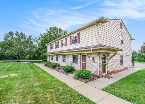 204 Princeton Dr, South Lyon, MI 48178