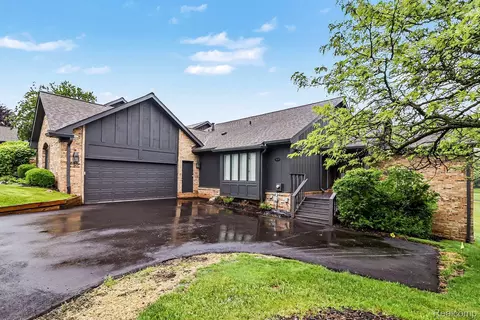 1930 Pine Ridge Ct, Bloomfield Hills, MI 48302