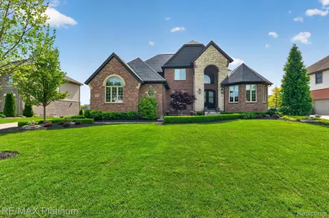 10653 Stoney Point Dr, Green Oak, MI 48178