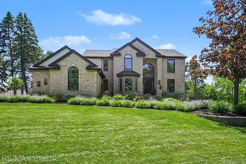 54853 Walnut Dr, Lyon, MI 48165
