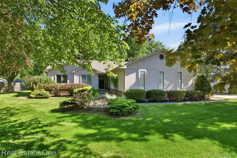 4425 Gardner St, Sterling Heights, MI 48310