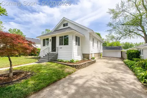 1089 Myrtle Ave, Waterford, MI 48328